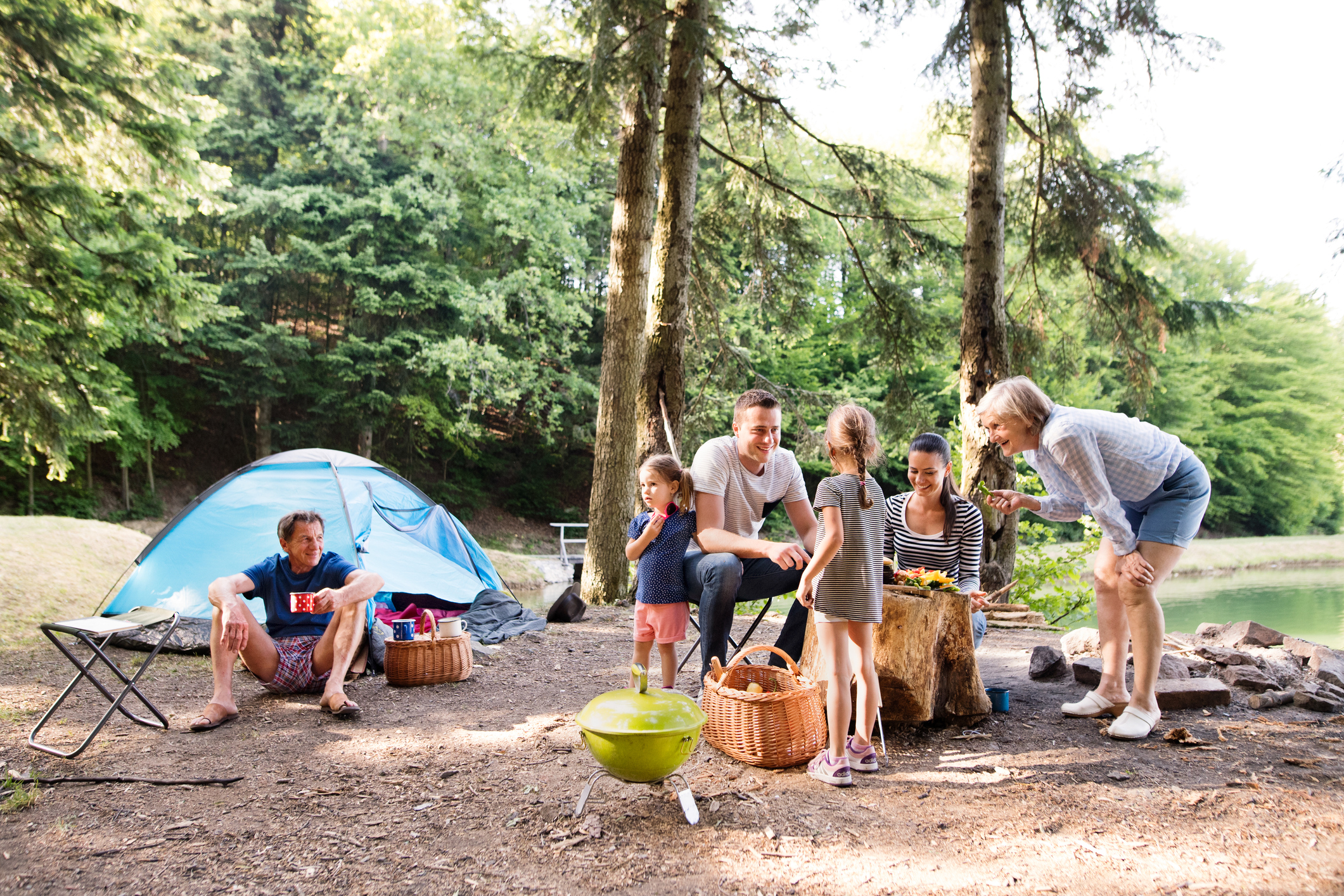 Look at the camp. Кемпинг с детьми. Кемпинг в лесу. Семья в походе. Семейный кемпинг в лесу.